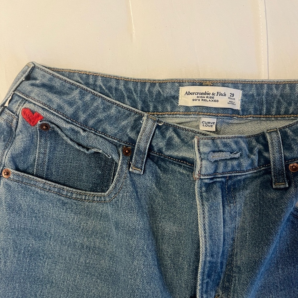 Abercrombie & Fitch Curve Love High-Rise 90’s Relaxed Jeans Embroidere Red Heart